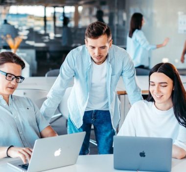 Team di un’azienda al lavoro ai portatili: gli agenti AI di Agentity affiancano le persone nelle mansioni quotidiane
