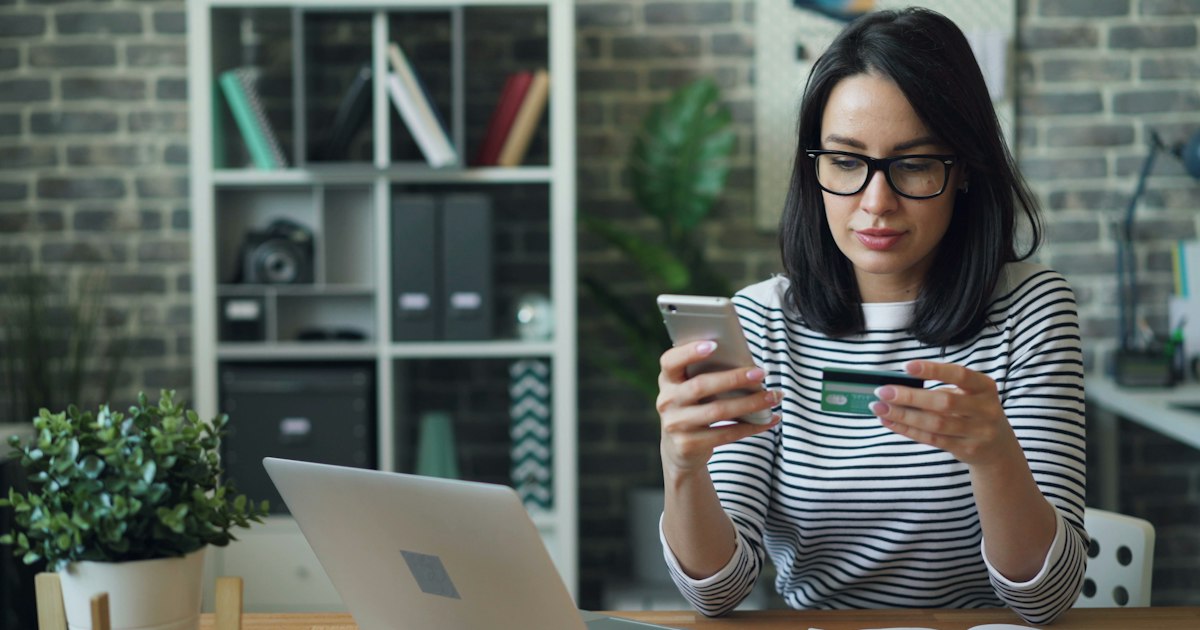 Cliente che acquista online con smartphone e carta di pagamento: sempre più acquisti passeranno dagli agenti AI