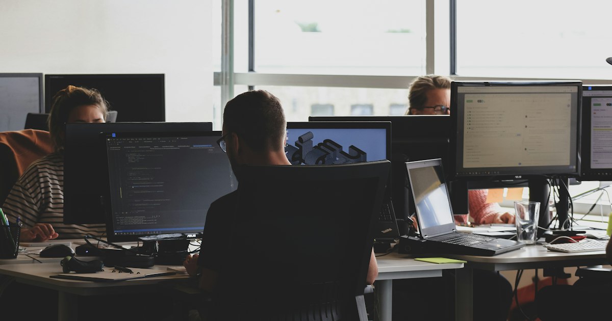 Team di sviluppo che verifica componenti e dipendenze del software per la conformità al Cyber Resilience Act