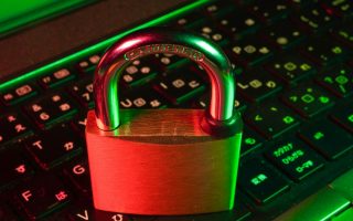 Lucchetto su una tastiera: il Cyber Resilience Act porta la sicurezza informatica dentro app e software