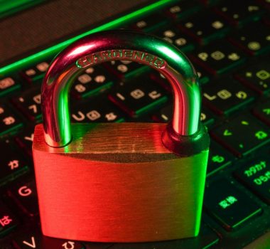 Lucchetto su una tastiera: il Cyber Resilience Act porta la sicurezza informatica dentro app e software
