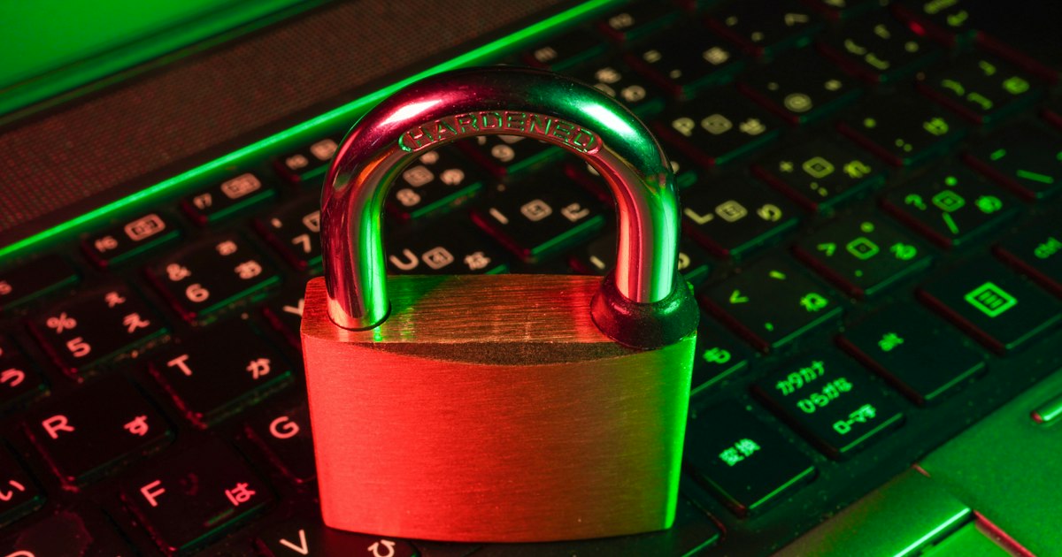 Lucchetto su una tastiera: il Cyber Resilience Act porta la sicurezza informatica dentro app e software