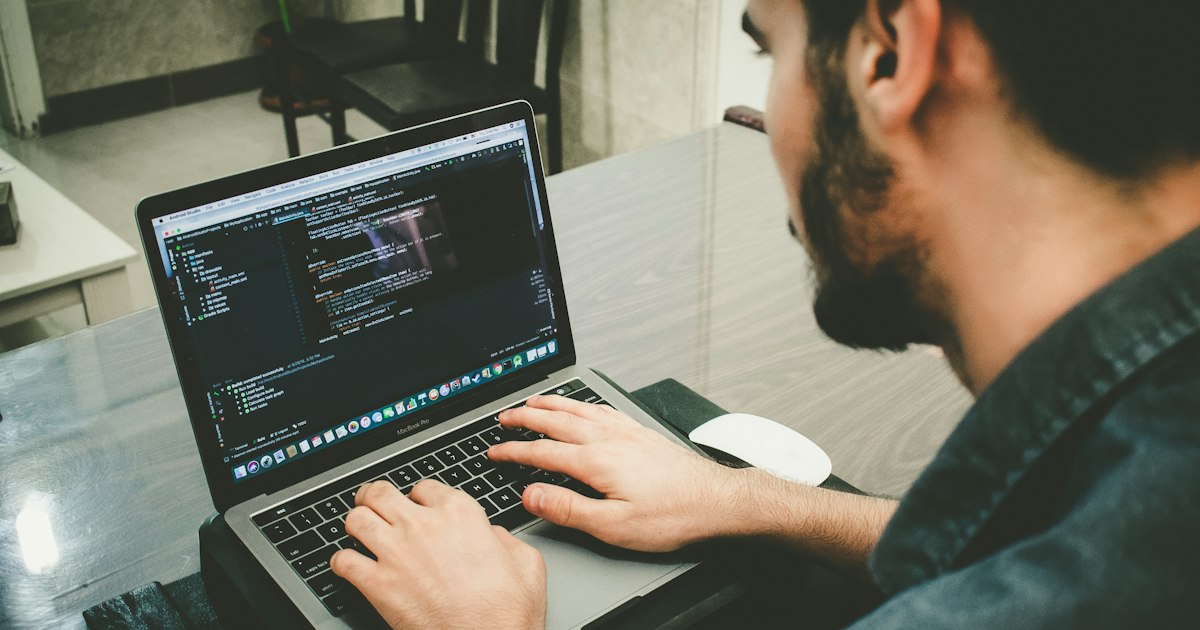 Cyber Resilience Act: sviluppatore che analizza la sicurezza di un'app e le vulnerabilità del software
