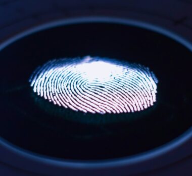 Impronta digitale illuminata su un lettore biometrico: il login senza password con le passkey