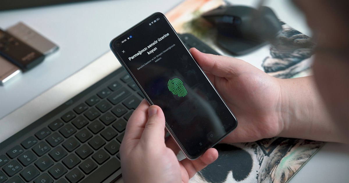 Login senza password: utente che accede a un'app dallo smartphone con passkey e impronta digitale