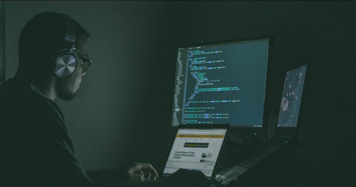 Sviluppatore che integra le passkey nel sistema di autenticazione di un'app per il login senza password