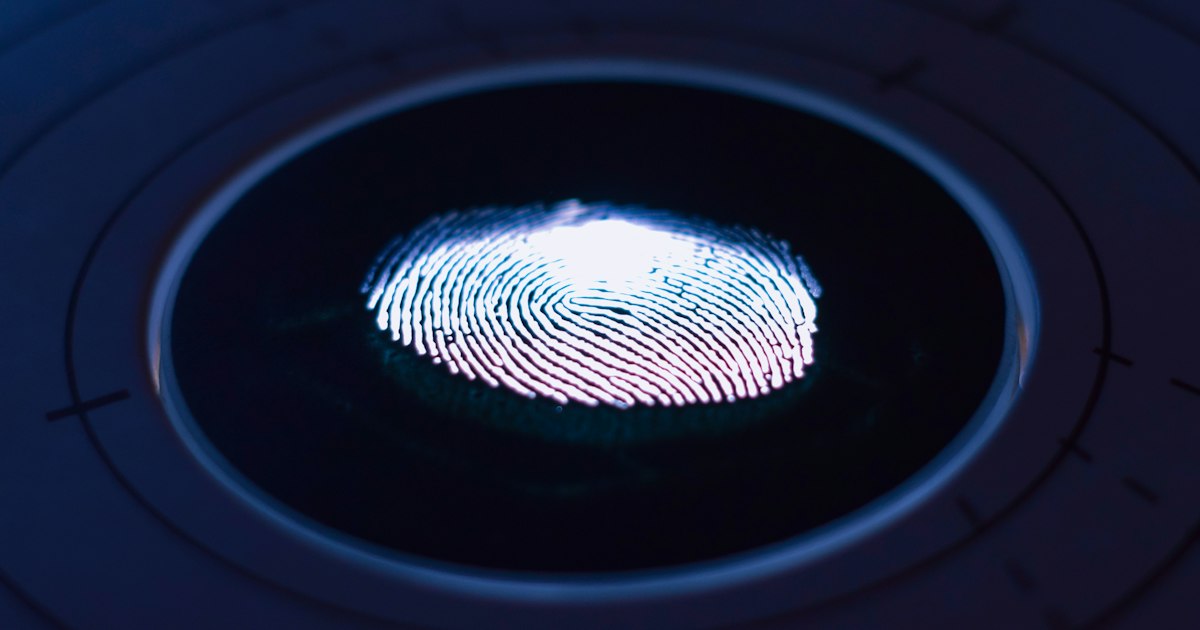 Impronta digitale illuminata su un lettore biometrico: il login senza password con le passkey